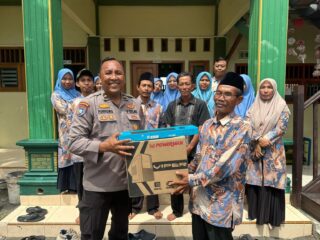 Ipda Purnomo Sumbang 5 Komputer kepada MI Miftahul Ulum
