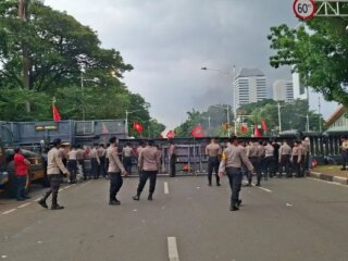 Aksi BEM SI di Hardiknas, Jalan Medan Merdeka Selatan Ditutup