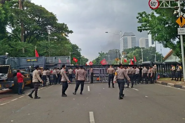 Aksi BEM SI di Hardiknas, Jalan Medan Merdeka Selatan Ditutup