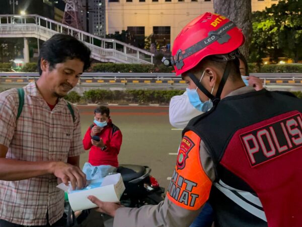 Ditsamapta Polda Metro Jaya Bagikan Masker Antisipasi Debu Vulkanik Anak Krakatau